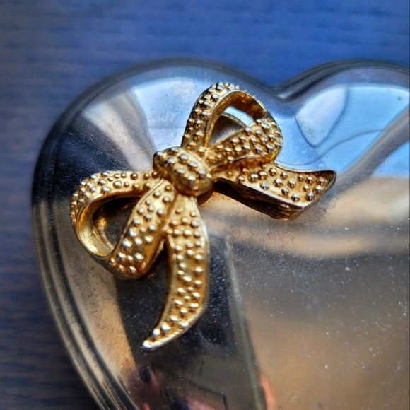 Vint Silver Plated Heart Shaped Golden Bow Jewelry Trinket Box with White Lining - Picture 3 of 11